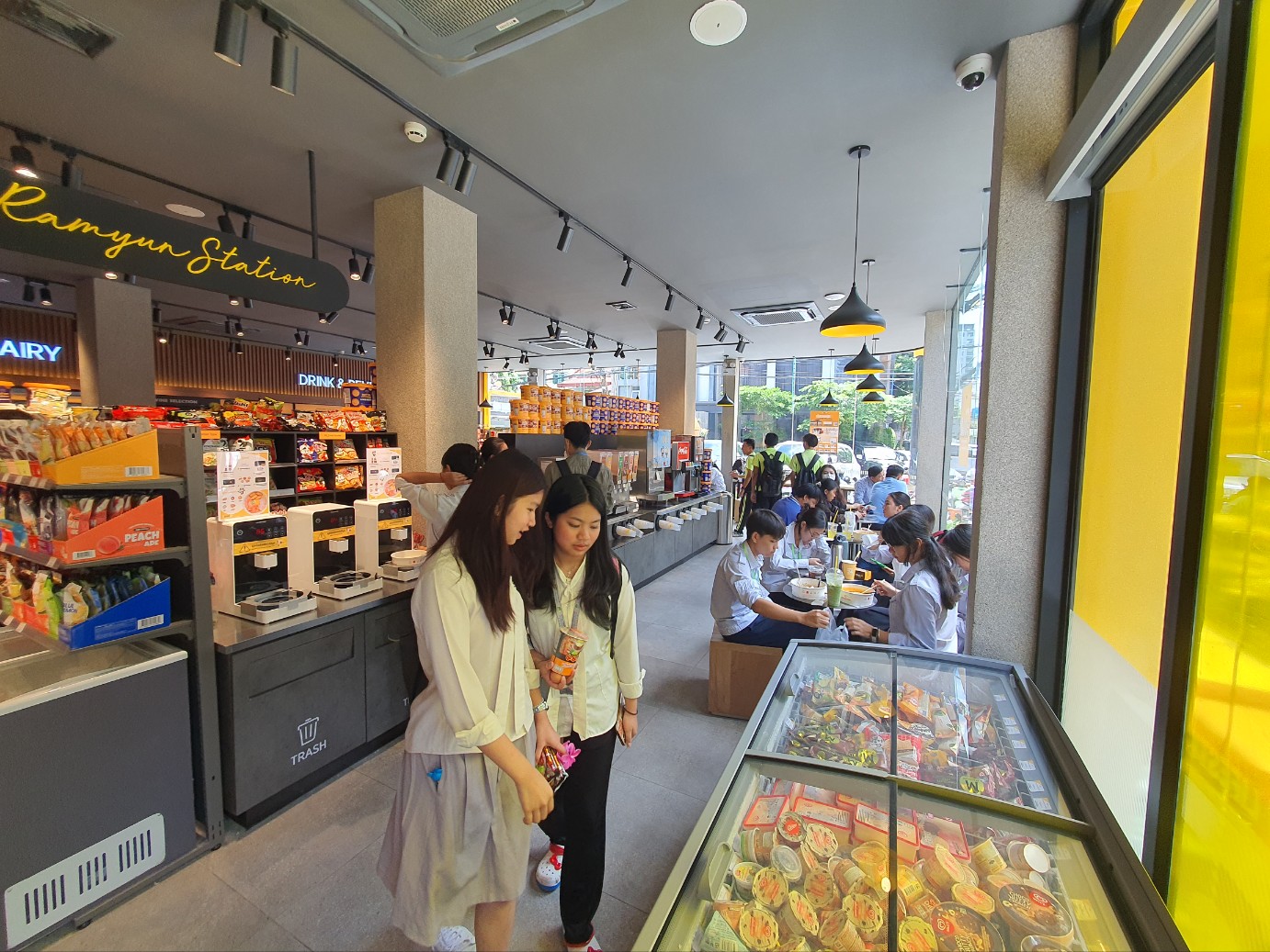 emart24 interior shoppers